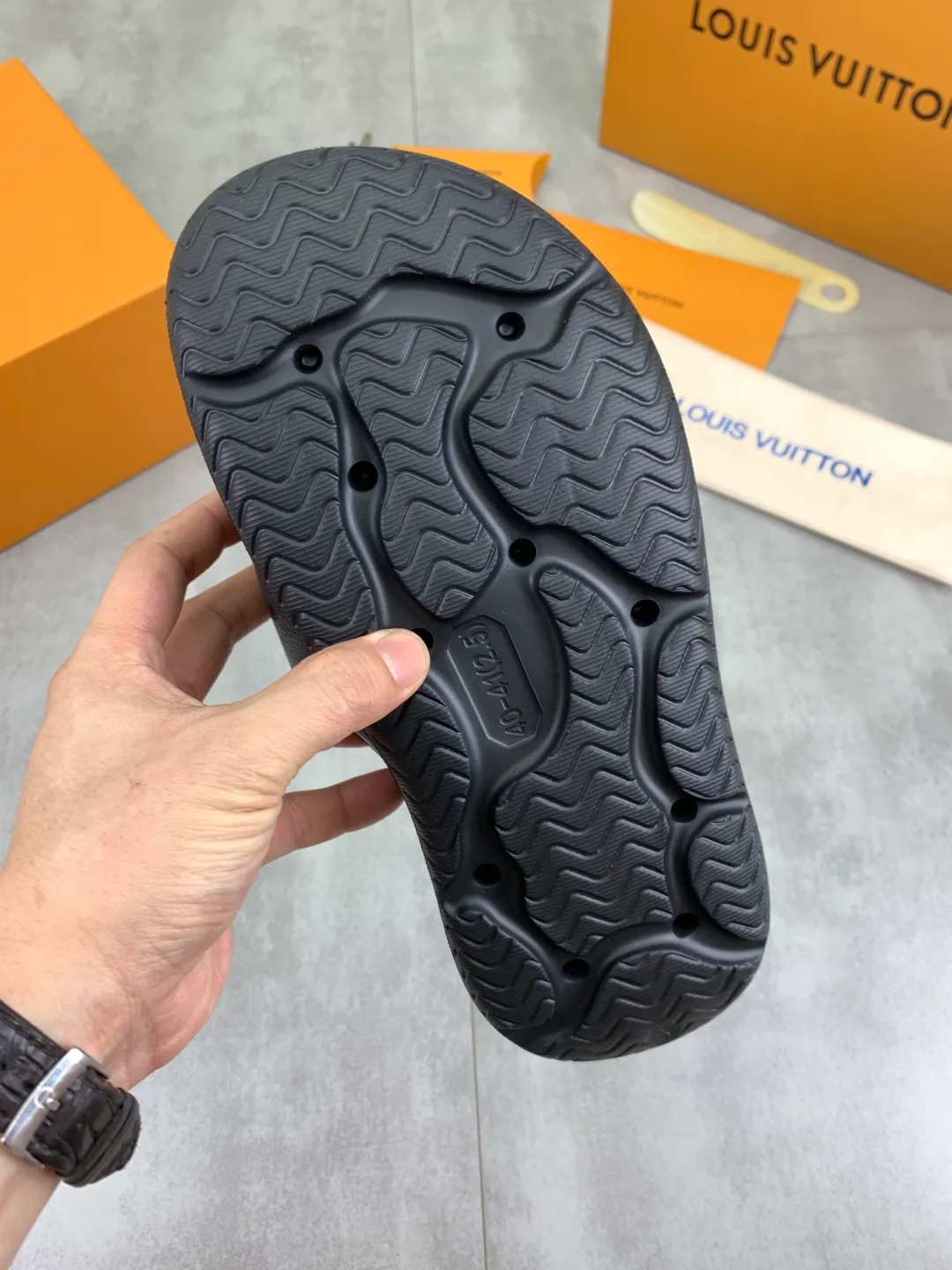 Men's shoes 💰P320💰【New style】🆘 Original quality 【LOUIS VUITTON】The popular Louis Vuitton LV men's slippers on the official website are on sale simultaneously! Original fabric imported from Italy. Original bottom provided by the original factory. Number of yards: 38-44 (customized to 45). Multiple colors to choose from. Fully packaged drawer box.